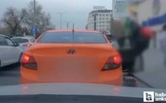 Çankaya'da elektrikli scooter sürücüsü açılan araç kapısına çarptı