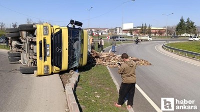 İnegöl'de ahşap yüklü kamyon devrildi: Sürücü yaralandı