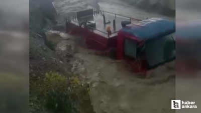 Polatlı'da kontrolden çıkan kamyon sel sularında devrildi