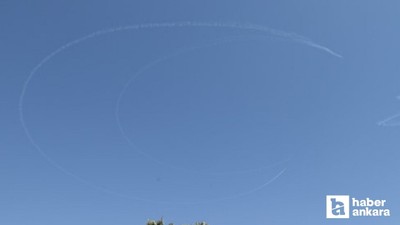 Türk Yıldızları'ndan Kıbrıs semalarında ay-yıldız gösterisi