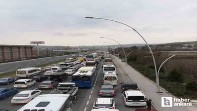 Akyurt'ta seyir halindeki tırdan yola savrulan tahtalar trafiği kilitledi