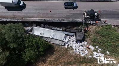 Kırıkkale-Ankara yolunda kaza: Un yüklü tır köprüden devrildi!