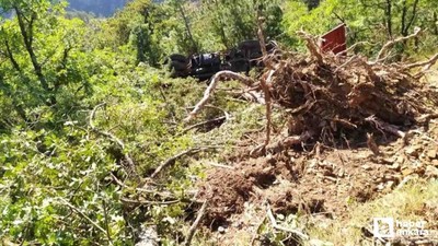 Nallıhan'da itfaiye aracı ormanlık alanda uçurumdan yuvarlandı