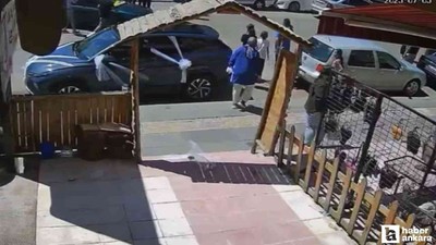 Mamak'ta karşıdan karşıya geçmeye çalışan anne ve oğluna otomobil çarptı!
