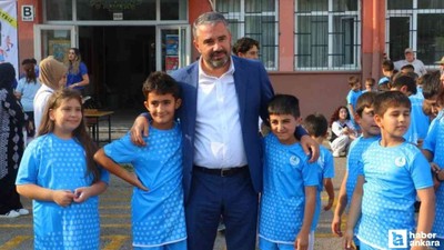Pursaklar Belediyesi yaz spor okullarına katılan öğrencilere forma desteği verdi