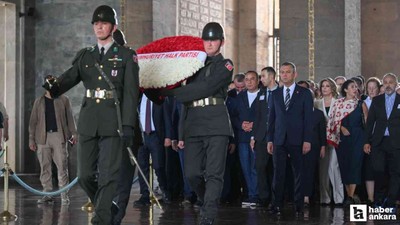 Özgür Özel ve beraberindeki heyet Anıtkabir'i ziyaret etti