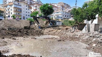Mamak'ta iş makinesi su borusunu patlattı! Binanın istinat duvarı yıkıldı