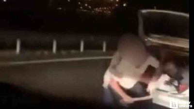 Keçiören'de şahıslar tartıştıkları kişinin aracına baltayla saldırdı!