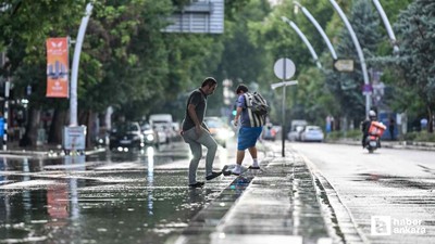 Ankara'da akşam saatlerinde sağanak yağış bastırdı