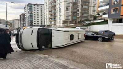 Mamak'ta minibüs yol kenarına devrildi