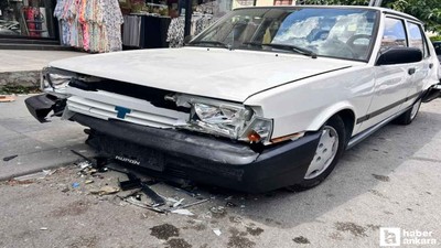 Mamak'ta trafik kazası: Minibüs park halindeki 4 otomobile çarptı