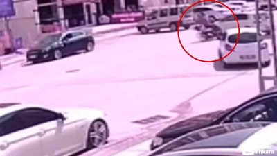 Sincan'da otomobilin ve motosikletin çarpıştığı kaza kameralara yansıdı!