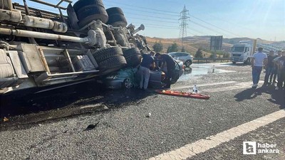Etimesgut'ta iş mikseri otomobilin üstüne devrildi: 6 kişi yaralandı