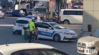 Kahramankazan'da trafik polisinin 4 minik çocuğa yardımı yürek ısıttı