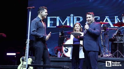 Selim Çırpanoğlu, Emir Can İğrek'e Kahramankazan kavunu ikram etti
