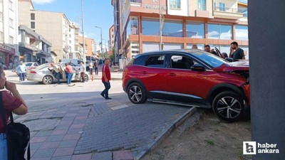Elmadağ'da iki otomobilin çarpıştığı kazada maddi hasar oluştu