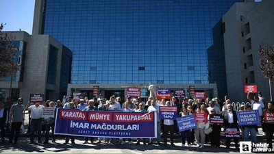 İmar sorunlarının çözülmesini isteyen mahalle sakinleri ABB önünde pankart açtı