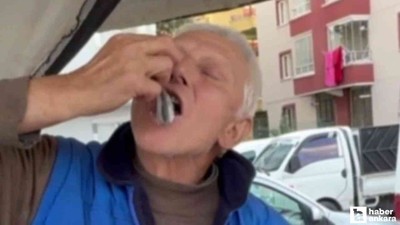 Başkentli balıkçı, balıkların tazeliğini çiğ çiğ yiyerek gösterdi!