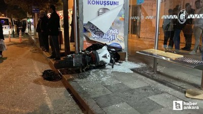 Çorum'da otomobille çarpışan motosiklet otobüs durağına savruldu