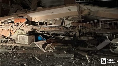Balıkesir Sındırgı'da depremde boş bir bina yıkıldı