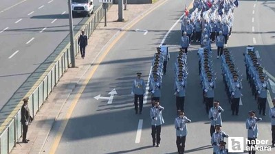 Atatürk Bulvarı’nda toplanan vatandaşlar, korteji Türk bayraklarıyla selamladı