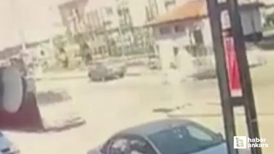 Sincan'da motosiklet ile otomobilin çarpıştığı kaza kameraya yansıdı