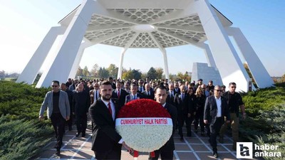 Özgür Özel ve beraberindeki partililer Bülent Ecevit'in kabrini ziyaret etti