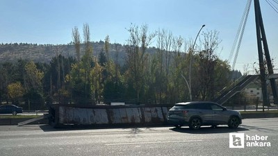 Pursaklar'da seyir halindeki tırın dorsesi devrildi