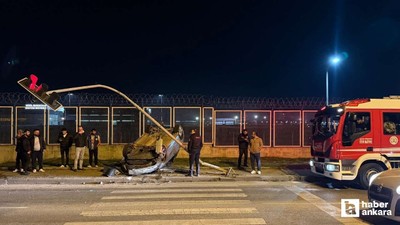 Çubuk'ta trafik ışığı direğine çarpıp devrilen aracın sürücüsü yaralandı