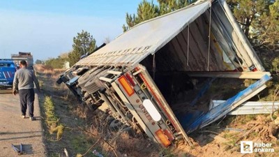 Ankara'ya gelen tır  Kırıkkale'de devrildi!
