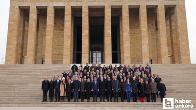 Özgür Özel ve beraberindeki heyet, kurultay sonrasında Anıtkabir'i ziyaret etti!