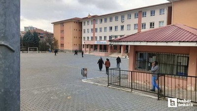 Sincan'da kız öğrencilere müstehcen fotoğraf gönderdiği iddia edilen öğretmen tutuklandı