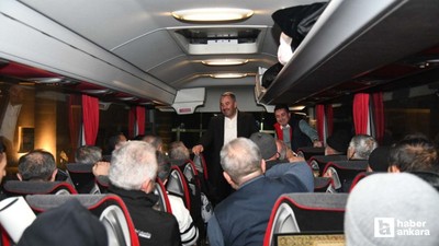 Başkan Ertuğrul Çetin, Konya gezisinden dönen kafileyi karşılayarak hediye verdi