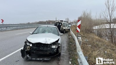 Çorum'da kaza yapan araçların yanında bekleyen vatandaşlara başka bir otomobil çarptı
