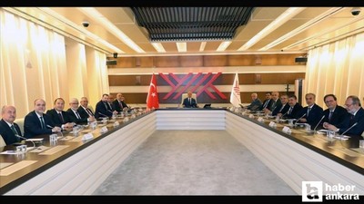 Erol Özvar, rektörlük görevini atanan akademisyenlere mazbatalarını verdi