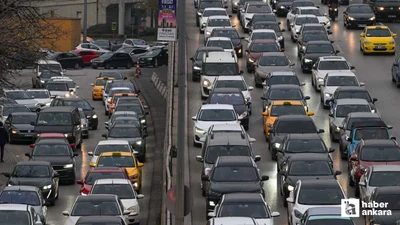 Ankara'da ziyaret yoğunluğundan AVM önlerinde uzun trafik kuyrukları oluştu
