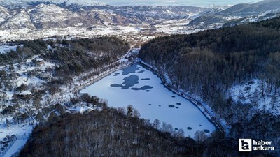Karagöl Tabiat Parkı'nda göl yüzeyini buz tutunca kartpostallık görüntüler oluştu