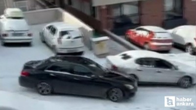 Çankaya'da buzlanan yolda duramayan araç kaza yaptı
