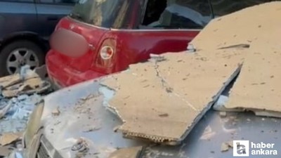 Etimesgut'ta fırtınada sökülen yalıtım malzemeleri araçların üzerine devrildi