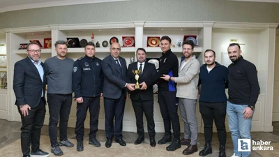 Üçüncülük kupasını Başkan Selim Çırpanoğlu'na takdim ettiler