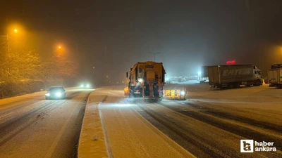 Bolu Dağı geçişinde ekiplerin karla mücadelesi başladı