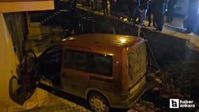 Çorum'da otomobille çarpışan hafif ticari araç apartman boşluğuna savruldu