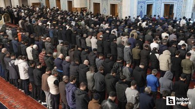 Ankara'da ilk teravih namazı için camiler doldu taştı