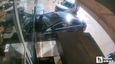 Etimesgut'ta otomobilin pastaneye girdiği an kameraya yansıdı