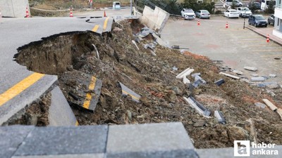 Etimesgut Belediyesi Bağlıca Mahallesi'ndeki yol çökmesini yerinde inceledi