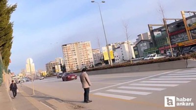 Etimesgut'ta karşıya geçmeye çalışan yaya zor anlar yaşadı