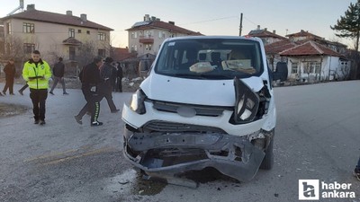 Çubuk'ta minibüs ve otomobil çarpıştı: 3 kişi yaralandı