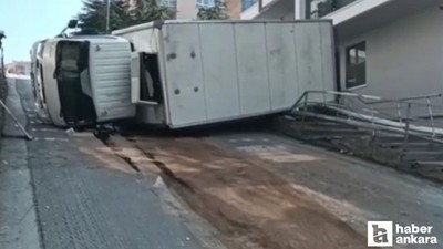 Çankaya'da yokuş yukarı çıkan kamyon devrildi