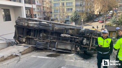 Çankaya'da devrilen kamyonet güvenlik kamerasına yansıdı