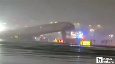 New York'ta uçak, havalimanına inişi sırasında itfaiye aracına çarptı